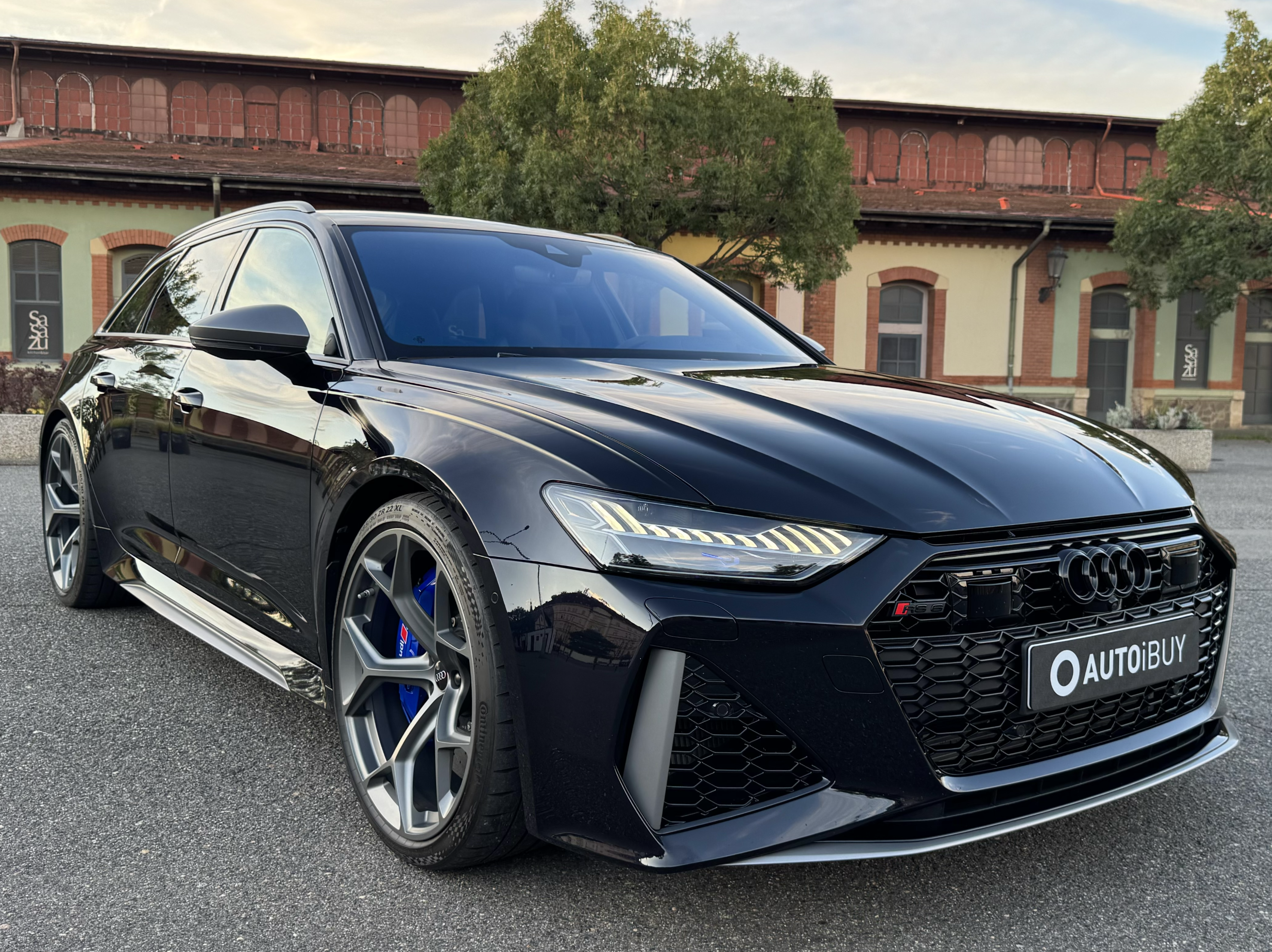 AUDI RS6 AVANT PERFORMANCE | SKLADEM | V8 BITURBO 630 KONÍ | KERAMICKÉ BRZDY | MAX 305 KM/H | PAKET RS DYNAMIC PLUS | ČERNÁ SEBRING S MODROU PERLETÍ | ČERNÁ KŮŽE S MODRÝM PROŠÍVÁNÍM | PLNÁ VÝBAVA | SUPER SPORTOVNÍ KOMBI | ČESKÉ PŘEDVÁDĚCÍ AUTO | ZÁRUKA | VIP SLEVA | NÁKUP ONLINE | IHNED K PŘEDÁNÍ | AUTOiBUY.com